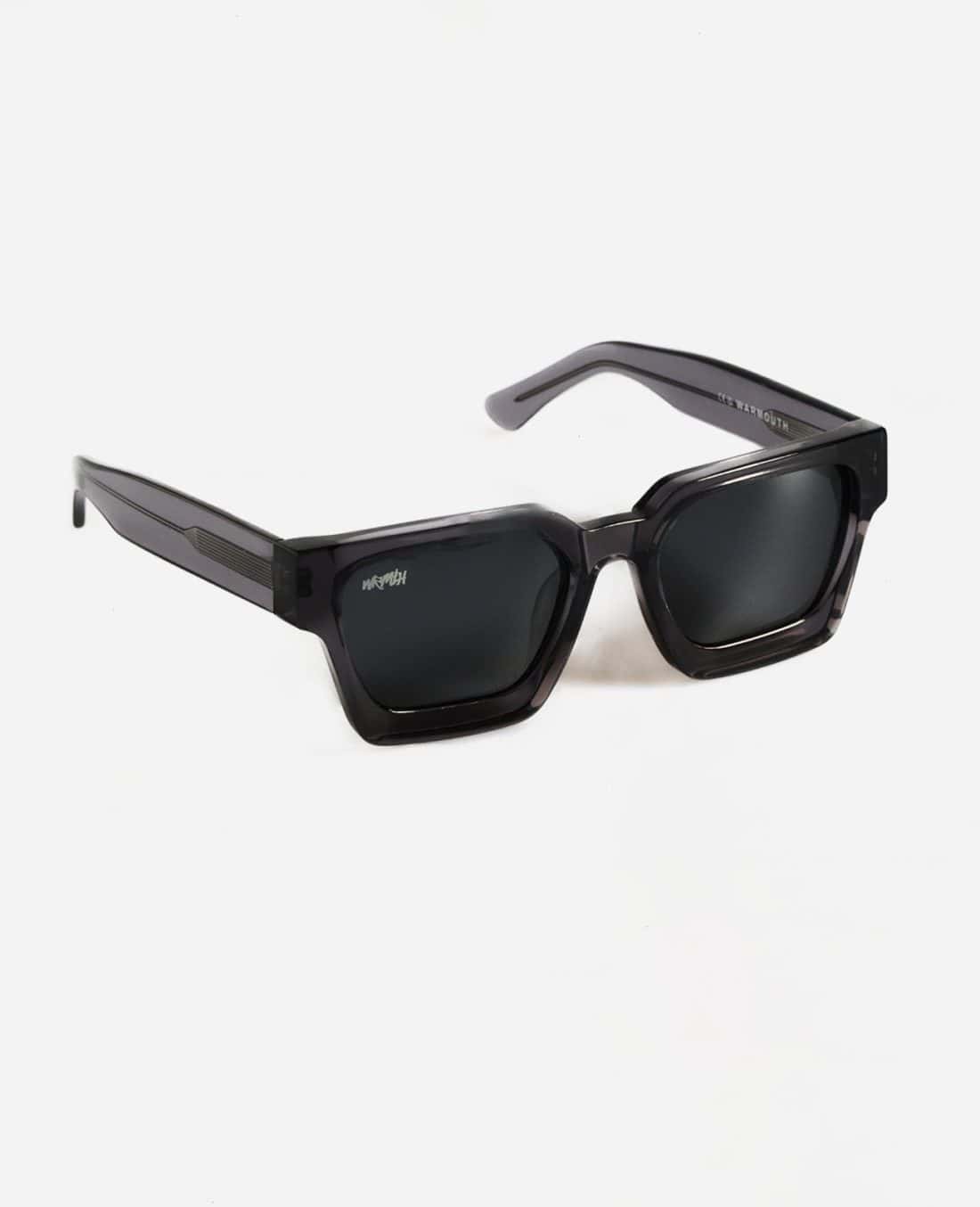 Presentamos Gentleman Guy: elegantes gafas de sol rectangulares negras diseñadas para el caballero moderno, con lentes oscuras sobre un fondo blanco nítido.