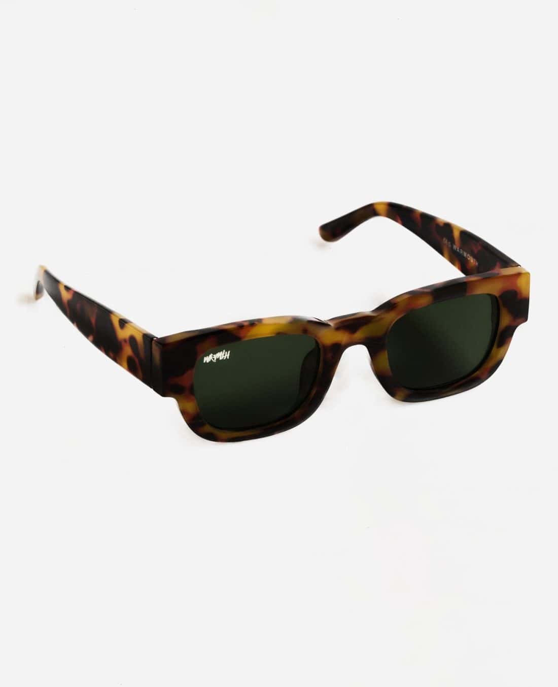 Las gafas de sol de carey con lentes de color verde oscuro se presentan sobre un fondo blanco liso. La montura rectangular presenta un acabado brillante, con la marca "Hawkers" sutilmente en la esquina de la lente, lo que resalta su diseño Radical Roots.