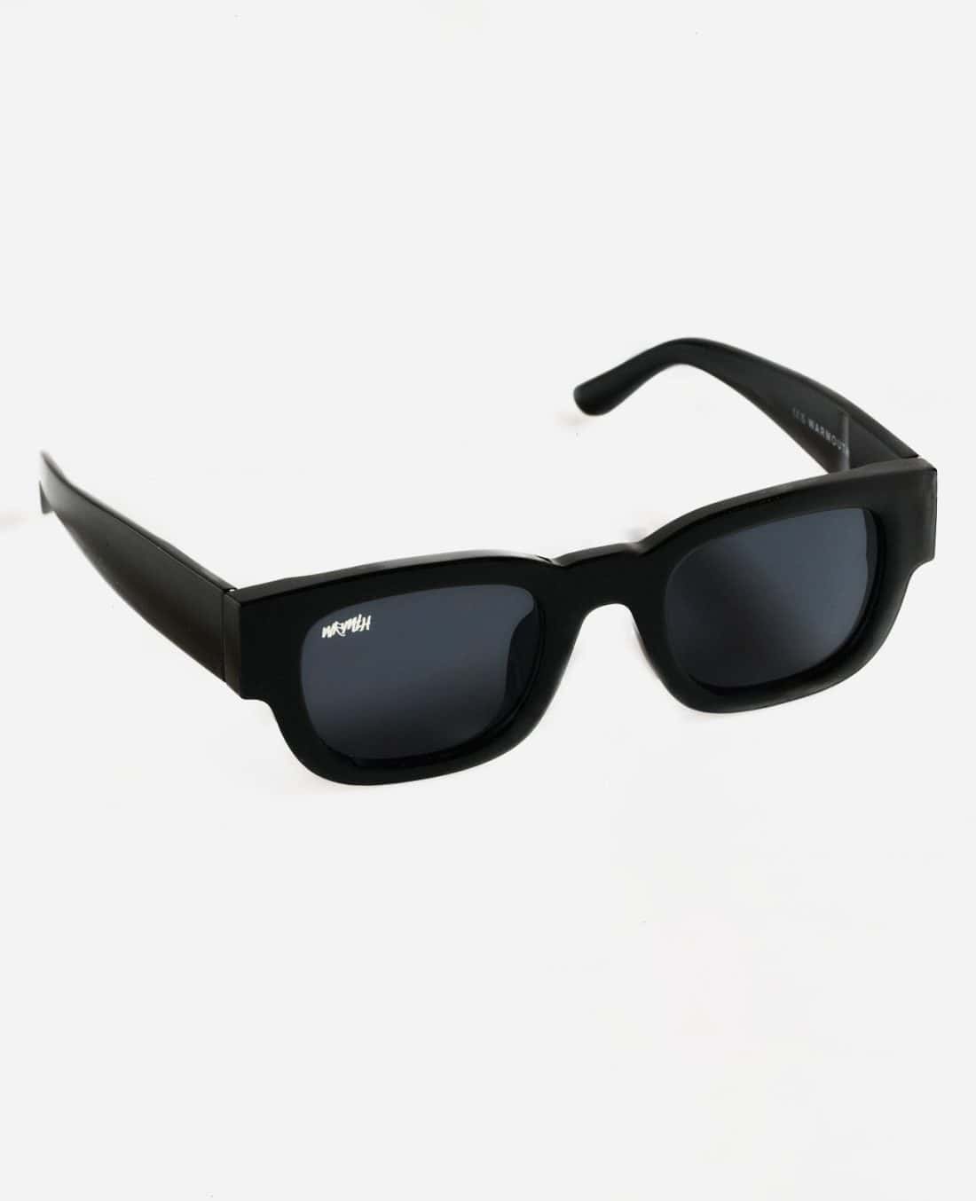 Un par de gafas de sol rectangulares negras con lentes oscuras descansan sobre un fondo blanco, mostrando el nombre del producto "Radical Roots" impreso en la esquina de una lente, lo que refleja su diseño vanguardista.