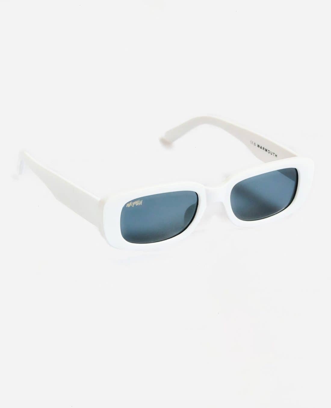 Las gafas de sol Festival Fever, con un marco rectangular blanco y lentes oscuras con un diseño elegante, se presentan sobre un fondo blanco liso, perfecto para darle un toque de festival a cualquier ocasión.