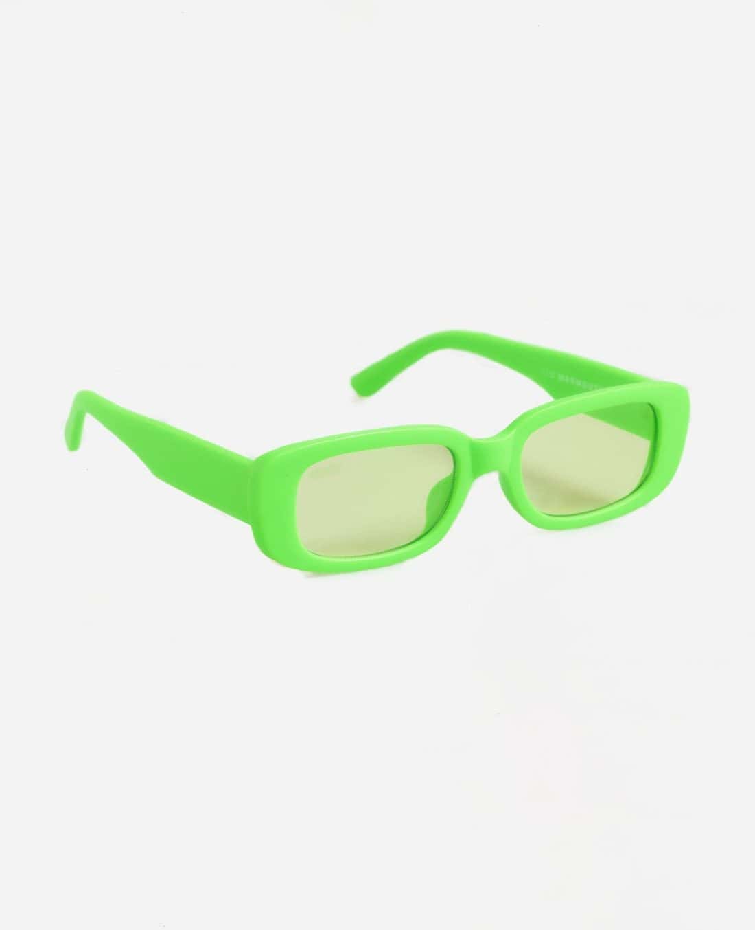 Las gafas de sol Festival Fever, con sus marcos rectangulares de color verde brillante y lentes tintados, dan vida a un ambiente festivo sobre un fondo blanco liso.