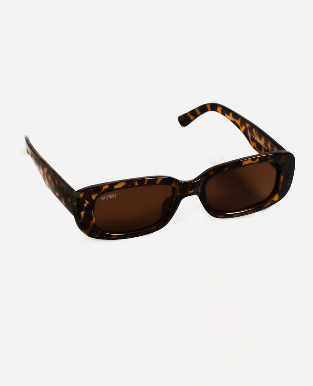 Las gafas de sol Festival Fever, con marcos rectangulares de carey y lentes oscuras, irradian un ambiente festivo al presentarse sobre un fondo blanco liso.