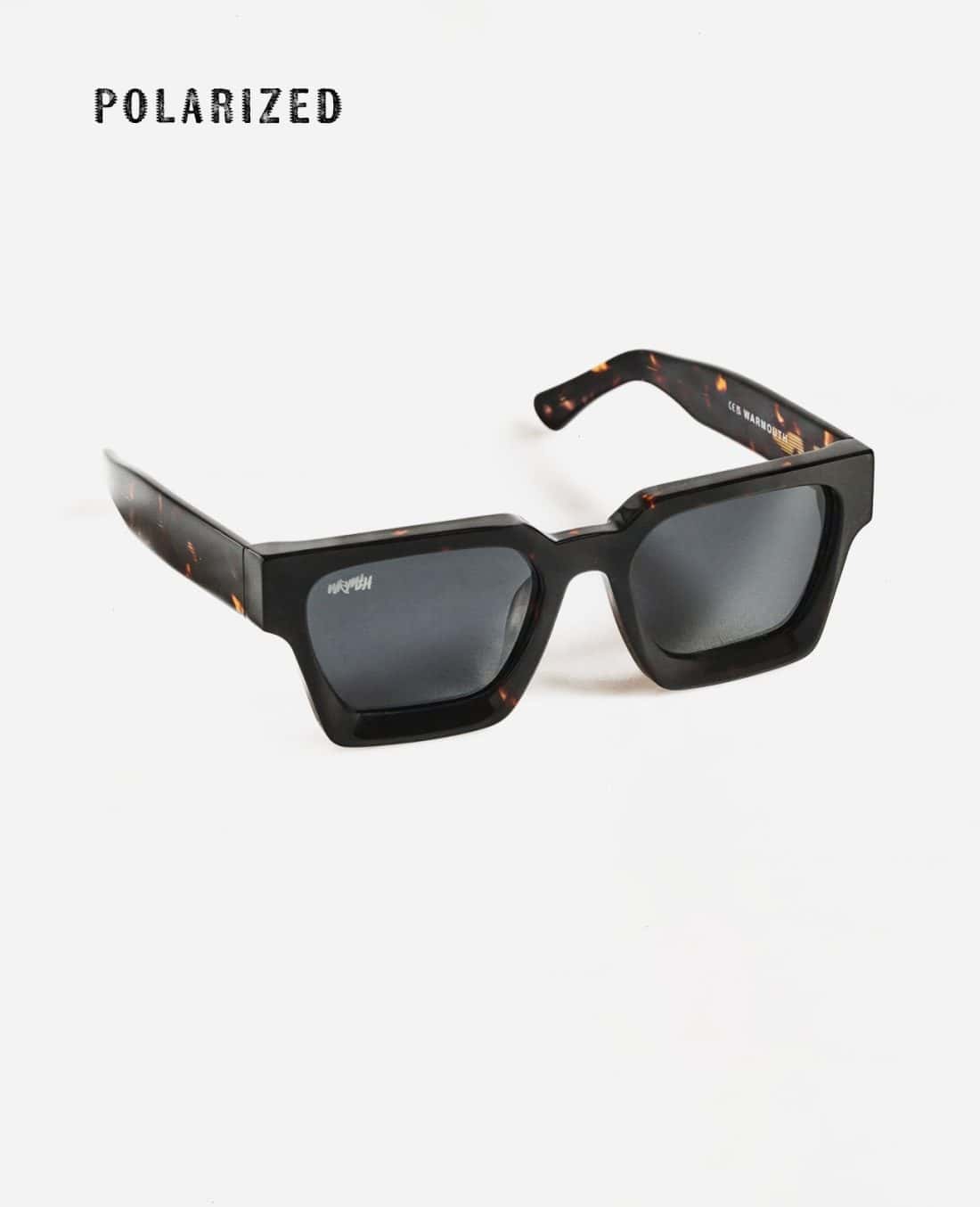 Las gafas de sol Gentleman Guy cuentan con una montura cuadrada y lentes polarizadas oscuras, ideales para el caballero moderno. El diseño de carey añade un elemento de sofisticación, con la palabra "POLARIZED" elegantemente resaltada en la parte superior.