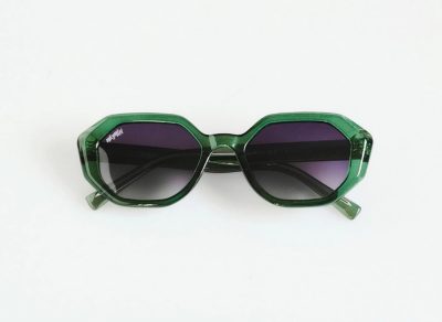 Mills Milano presenta sus sofisticadas gafas de sol octogonales verdes, con lentes oscuras, perfectamente resaltadas contra un fondo blanco prístino.